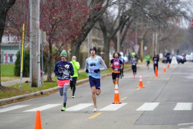 Madison, Wisconsin / ABD - 10 Kasım 2019: Birçok koşucu ve koşucu ve koşucu MADISON MARATHON 'a SSM HASTANESİ tarafından sunuldu.