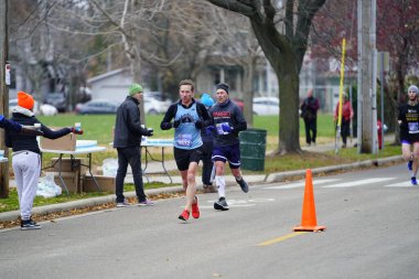 Madison, Wisconsin / ABD - 10 Kasım 2019: Birçok koşucu ve koşucu ve koşucu MADISON MARATHON 'a SSM HASTANESİ tarafından sunuldu.