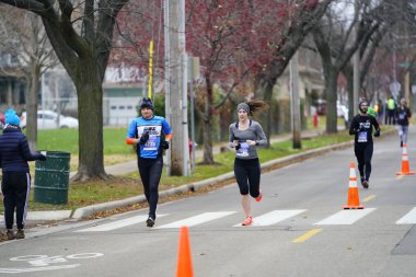 Madison, Wisconsin / ABD - 10 Kasım 2019: Birçok koşucu ve koşucu ve koşucu MADISON MARATHON 'a SSM HASTANESİ tarafından sunuldu.