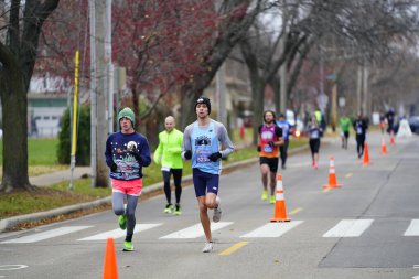 Madison, Wisconsin / ABD - 10 Kasım 2019: Birçok koşucu ve koşucu ve koşucu MADISON MARATHON 'a SSM HASTANESİ tarafından sunuldu.