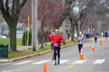 Madison, Wisconsin / ABD - 10 Kasım 2019: Birçok koşucu ve koşucu ve koşucu MADISON MARATHON 'a SSM HASTANESİ tarafından sunuldu.