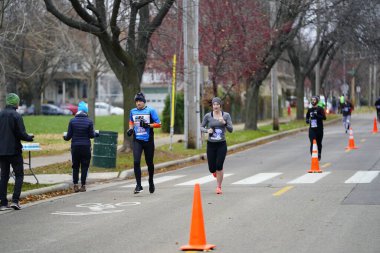 Madison, Wisconsin / ABD - 10 Kasım 2019: Birçok koşucu ve koşucu ve koşucu MADISON MARATHON 'a SSM HASTANESİ tarafından sunuldu.