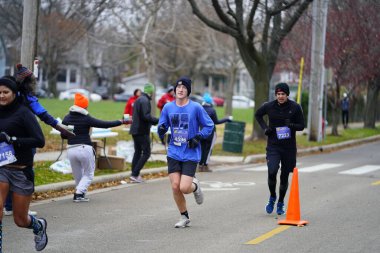 Madison, Wisconsin / ABD - 10 Kasım 2019: Birçok koşucu ve koşucu ve koşucu MADISON MARATHON 'a SSM HASTANESİ tarafından sunuldu.