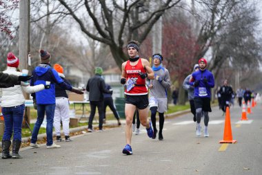 Madison, Wisconsin / ABD - 10 Kasım 2019: Birçok koşucu ve koşucu ve koşucu MADISON MARATHON 'a SSM HASTANESİ tarafından sunuldu.
