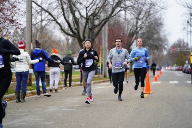 Madison, Wisconsin / ABD - 10 Kasım 2019: Birçok koşucu ve koşucu ve koşucu MADISON MARATHON 'a SSM HASTANESİ tarafından sunuldu.