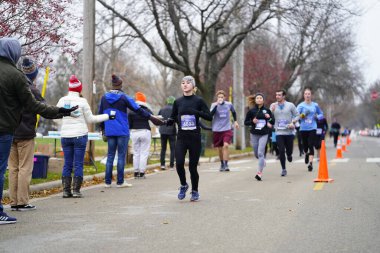 Madison, Wisconsin / ABD - 10 Kasım 2019: Birçok koşucu ve koşucu ve koşucu MADISON MARATHON 'a SSM HASTANESİ tarafından sunuldu.