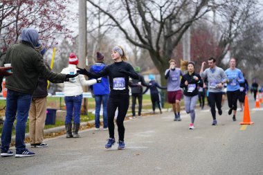 Madison, Wisconsin / ABD - 10 Kasım 2019: Birçok koşucu ve koşucu ve koşucu MADISON MARATHON 'a SSM HASTANESİ tarafından sunuldu.