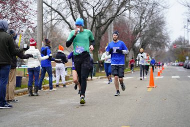 Madison, Wisconsin / ABD - 10 Kasım 2019: Birçok koşucu ve koşucu ve koşucu MADISON MARATHON 'a SSM HASTANESİ tarafından sunuldu.