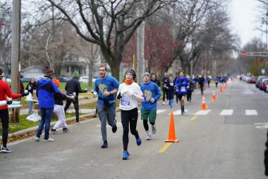 Madison, Wisconsin / ABD - 10 Kasım 2019: Birçok koşucu ve koşucu ve koşucu MADISON MARATHON 'a SSM HASTANESİ tarafından sunuldu.