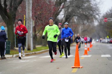 Madison, Wisconsin / ABD - 10 Kasım 2019: Birçok koşucu ve koşucu ve koşucu MADISON MARATHON 'a SSM HASTANESİ tarafından sunuldu.