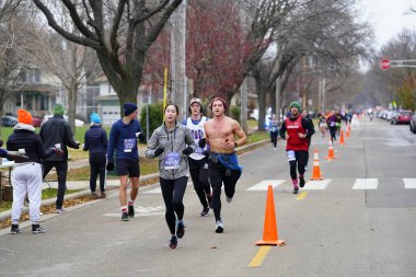 Madison, Wisconsin / ABD - 10 Kasım 2019: Birçok koşucu ve koşucu ve koşucu MADISON MARATHON 'a SSM HASTANESİ tarafından sunuldu.