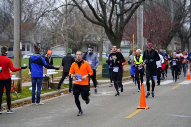 Madison, Wisconsin / ABD - 10 Kasım 2019: Birçok koşucu ve koşucu ve koşucu MADISON MARATHON 'a SSM HASTANESİ tarafından sunuldu.