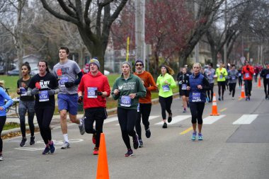 Madison, Wisconsin / ABD - 10 Kasım 2019: Birçok koşucu ve koşucu ve koşucu MADISON MARATHON 'a SSM HASTANESİ tarafından sunuldu.
