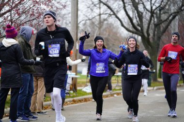 Madison, Wisconsin / ABD - 10 Kasım 2019: Birçok koşucu ve koşucu ve koşucu MADISON MARATHON 'a SSM HASTANESİ tarafından sunuldu.