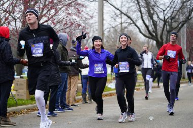 Madison, Wisconsin / ABD - 10 Kasım 2019: Birçok koşucu ve koşucu ve koşucu MADISON MARATHON 'a SSM HASTANESİ tarafından sunuldu.