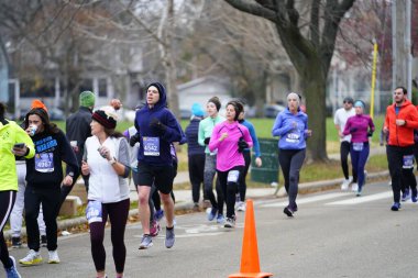 Madison, Wisconsin / ABD - 10 Kasım 2019: Birçok koşucu ve koşucu ve koşucu MADISON MARATHON 'a SSM HASTANESİ tarafından sunuldu.