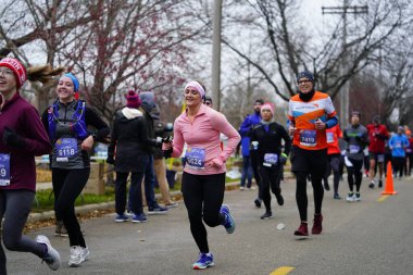 Madison, Wisconsin / ABD - 10 Kasım 2019: Birçok koşucu ve koşucu ve koşucu MADISON MARATHON 'a SSM HASTANESİ tarafından sunuldu.