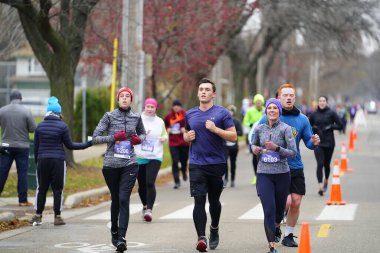 Madison, Wisconsin / ABD - 10 Kasım 2019: Birçok koşucu ve koşucu ve koşucu MADISON MARATHON 'a SSM HASTANESİ tarafından sunuldu.