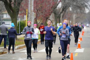 Madison, Wisconsin / ABD - 10 Kasım 2019: Birçok koşucu ve koşucu ve koşucu MADISON MARATHON 'a SSM HASTANESİ tarafından sunuldu.
