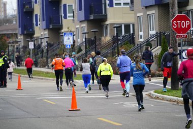 Madison, Wisconsin / ABD - 10 Kasım 2019: Birçok koşucu ve koşucu ve koşucu MADISON MARATHON 'a SSM HASTANESİ tarafından sunuldu.