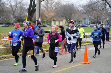 Madison, Wisconsin / ABD - 10 Kasım 2019: Birçok koşucu ve koşucu ve koşucu MADISON MARATHON 'a SSM HASTANESİ tarafından sunuldu.