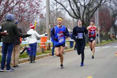 Madison, Wisconsin / ABD - 10 Kasım 2019: Birçok koşucu ve koşucu ve koşucu MADISON MARATHON 'a SSM HASTANESİ tarafından sunuldu.