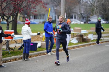 Madison, Wisconsin / ABD - 10 Kasım 2019: Birçok koşucu ve koşucu ve koşucu MADISON MARATHON 'a SSM HASTANESİ tarafından sunuldu.