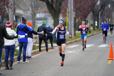 Madison, Wisconsin / ABD - 10 Kasım 2019: Birçok koşucu ve koşucu ve koşucu MADISON MARATHON 'a SSM HASTANESİ tarafından sunuldu.