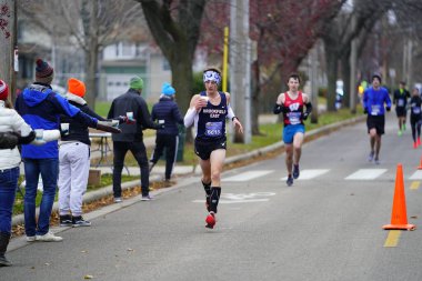 Madison, Wisconsin / ABD - 10 Kasım 2019: Birçok koşucu ve koşucu ve koşucu MADISON MARATHON 'a SSM HASTANESİ tarafından sunuldu.