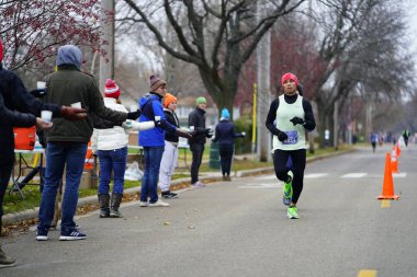 Madison, Wisconsin / ABD - 10 Kasım 2019: Birçok koşucu ve koşucu ve koşucu MADISON MARATHON 'a SSM HASTANESİ tarafından sunuldu.