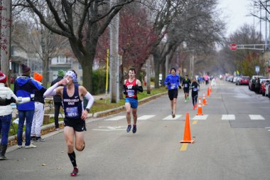 Madison, Wisconsin / ABD - 10 Kasım 2019: Birçok koşucu ve koşucu ve koşucu MADISON MARATHON 'a SSM HASTANESİ tarafından sunuldu.