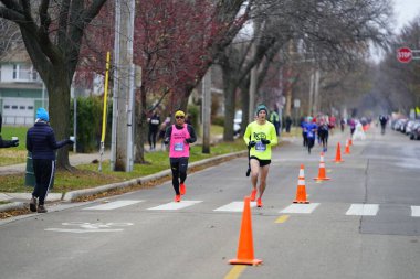 Madison, Wisconsin / ABD - 10 Kasım 2019: Birçok koşucu ve koşucu ve koşucu MADISON MARATHON 'a SSM HASTANESİ tarafından sunuldu.