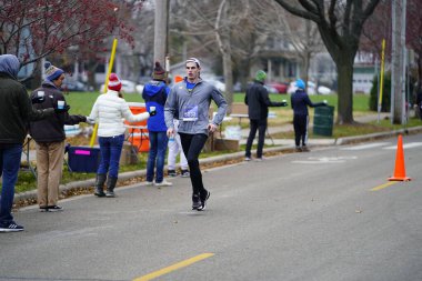 Madison, Wisconsin / ABD - 10 Kasım 2019: Birçok koşucu ve koşucu ve koşucu MADISON MARATHON 'a SSM HASTANESİ tarafından sunuldu.