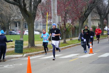 Madison, Wisconsin / ABD - 10 Kasım 2019: Birçok koşucu ve koşucu ve koşucu MADISON MARATHON 'a SSM HASTANESİ tarafından sunuldu.