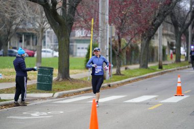 Madison, Wisconsin / ABD - 10 Kasım 2019: Birçok koşucu ve koşucu ve koşucu MADISON MARATHON 'a SSM HASTANESİ tarafından sunuldu.