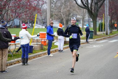 Madison, Wisconsin / ABD - 10 Kasım 2019: Birçok koşucu ve koşucu ve koşucu MADISON MARATHON 'a SSM HASTANESİ tarafından sunuldu.