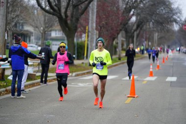 Madison, Wisconsin / ABD - 10 Kasım 2019: Birçok koşucu ve koşucu ve koşucu MADISON MARATHON 'a SSM HASTANESİ tarafından sunuldu.