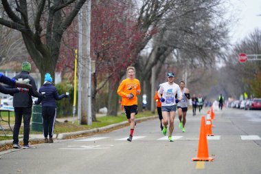 Madison, Wisconsin / ABD - 10 Kasım 2019: Birçok koşucu ve koşucu ve koşucu MADISON MARATHON 'a SSM HASTANESİ tarafından sunuldu.