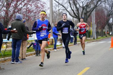 Madison, Wisconsin / ABD - 10 Kasım 2019: Birçok koşucu ve koşucu ve koşucu MADISON MARATHON 'a SSM HASTANESİ tarafından sunuldu.