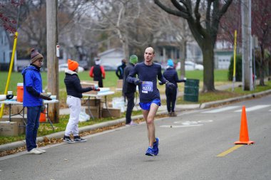Madison, Wisconsin / ABD - 10 Kasım 2019: Birçok koşucu ve koşucu ve koşucu MADISON MARATHON 'a SSM HASTANESİ tarafından sunuldu.