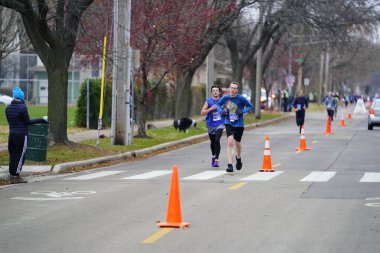 Madison, Wisconsin / ABD - 10 Kasım 2019: Birçok koşucu ve koşucu ve koşucu MADISON MARATHON 'a SSM HASTANESİ tarafından sunuldu.