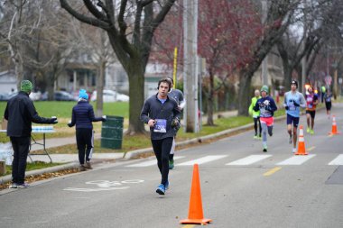 Madison, Wisconsin / ABD - 10 Kasım 2019: Birçok koşucu ve koşucu ve koşucu MADISON MARATHON 'a SSM HASTANESİ tarafından sunuldu.