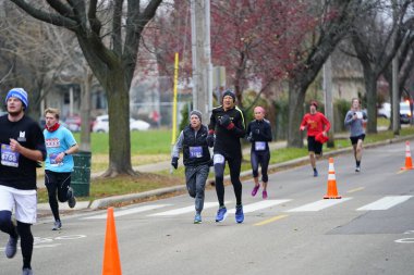 Madison, Wisconsin / ABD - 10 Kasım 2019: Birçok koşucu ve koşucu ve koşucu MADISON MARATHON 'a SSM HASTANESİ tarafından sunuldu.