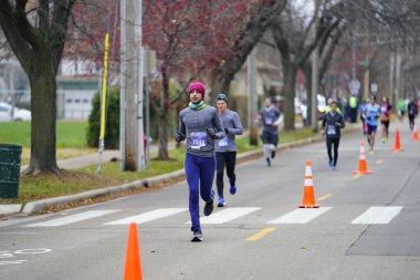 Madison, Wisconsin / ABD - 10 Kasım 2019: Birçok koşucu ve koşucu ve koşucu MADISON MARATHON 'a SSM HASTANESİ tarafından sunuldu.