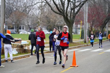 Madison, Wisconsin / ABD - 10 Kasım 2019: Birçok koşucu ve koşucu ve koşucu MADISON MARATHON 'a SSM HASTANESİ tarafından sunuldu.