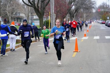 Madison, Wisconsin / ABD - 10 Kasım 2019: Birçok koşucu ve koşucu ve koşucu MADISON MARATHON 'a SSM HASTANESİ tarafından sunuldu.