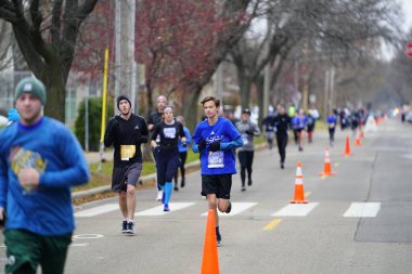 Madison, Wisconsin / ABD - 10 Kasım 2019: Birçok koşucu ve koşucu ve koşucu MADISON MARATHON 'a SSM HASTANESİ tarafından sunuldu.