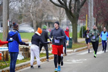 Madison, Wisconsin / ABD - 10 Kasım 2019: Birçok koşucu ve koşucu ve koşucu MADISON MARATHON 'a SSM HASTANESİ tarafından sunuldu.