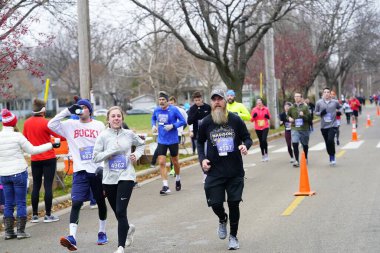 Madison, Wisconsin / ABD - 10 Kasım 2019: Birçok koşucu ve koşucu ve koşucu MADISON MARATHON 'a SSM HASTANESİ tarafından sunuldu.