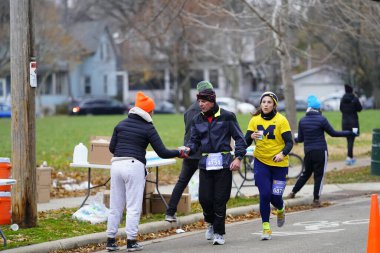 Madison, Wisconsin / ABD - 10 Kasım 2019: Birçok koşucu ve koşucu ve koşucu MADISON MARATHON 'a SSM HASTANESİ tarafından sunuldu.